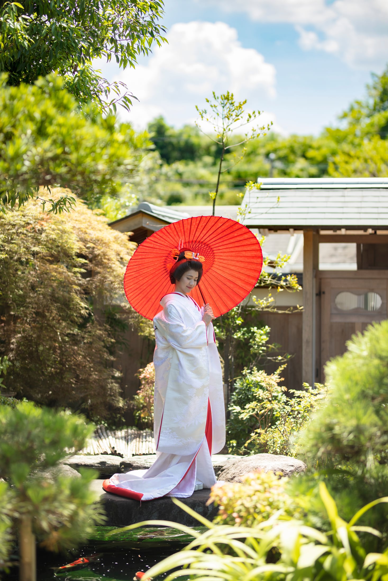 番傘を手にした和装の花嫁｜ザ・オランジェガーデン五十鈴川（三重県伊勢市の結婚式場）