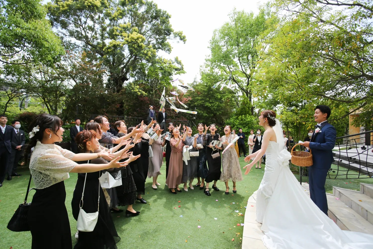 ガーデンでゲストと楽しむブーケトス｜ザ・オランジェガーデン五十鈴川（三重県伊勢市の結婚式場）