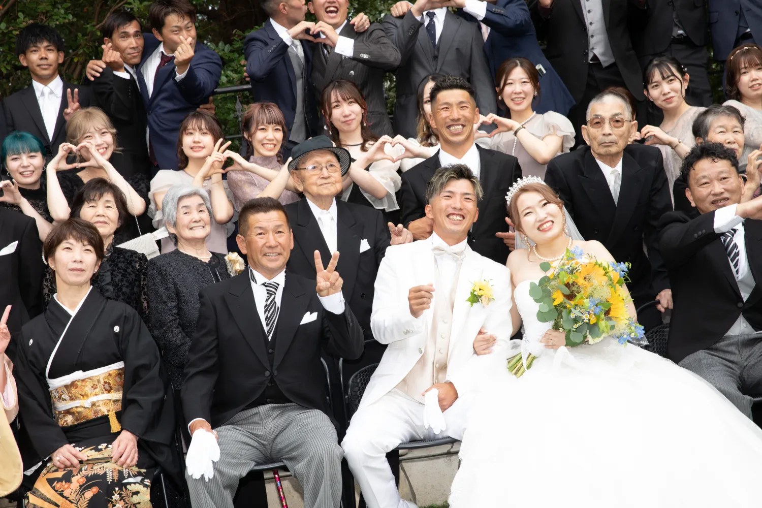 ご家族とゲストが揃った集合写真｜ザ・オランジェガーデン五十鈴川（三重県伊勢市の結婚式場）