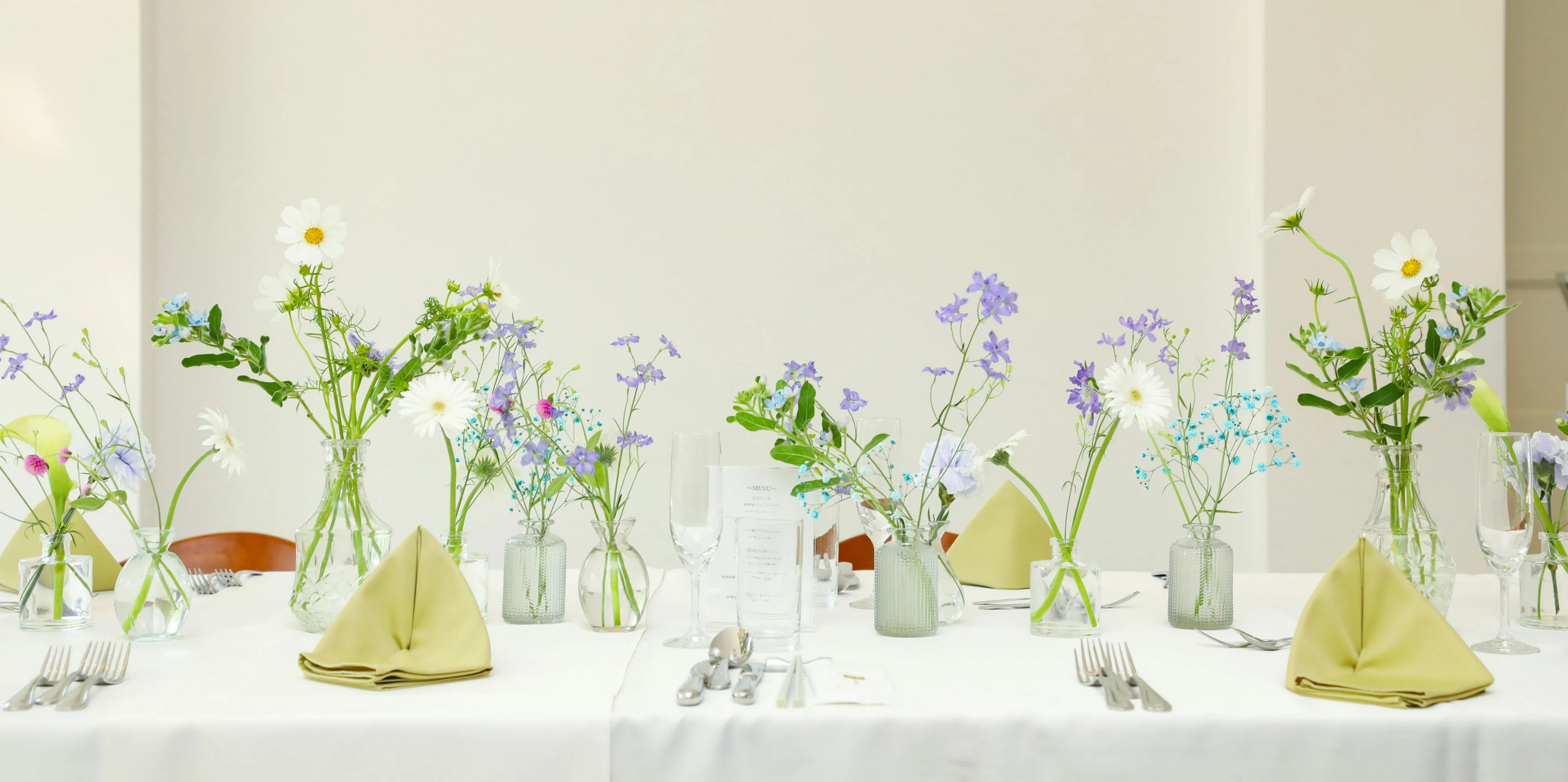 季節の花々を飾った顔合わせ会場のテーブルコーディネート｜ザ・オランジェガーデン五十鈴川