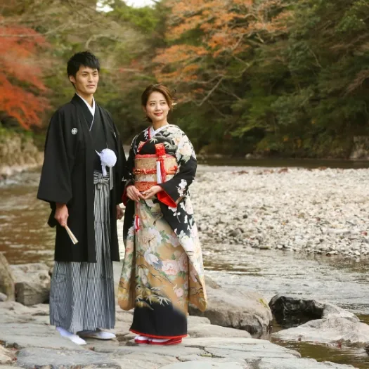 紅葉の庭園で寄り添う和装のおふたり｜伊勢おかげさま婚