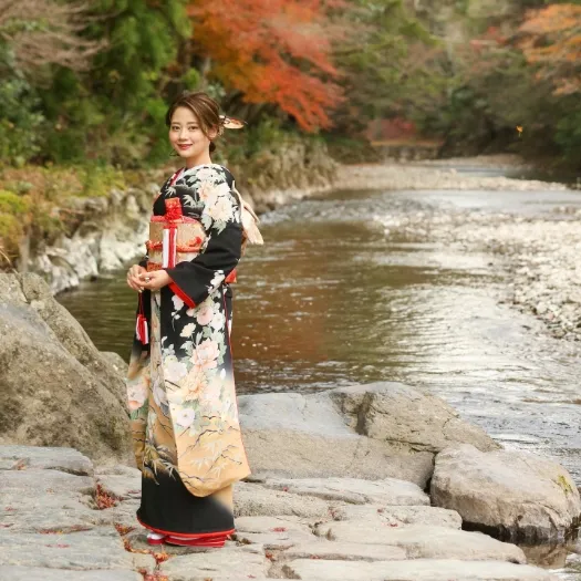 紅葉と川辺に佇む色打掛の花嫁｜伊勢おかげさま婚