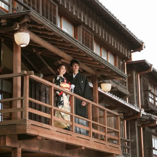 木造建築の縁側に立つ和装のおふたり｜伊勢おかげさま婚