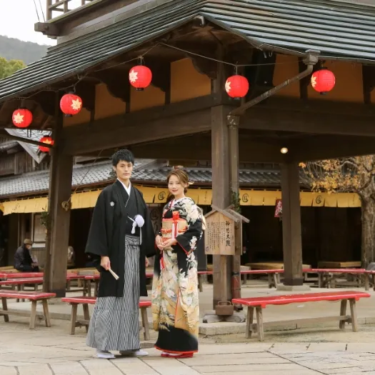 提灯の下がる社殿前の和装のおふたり｜伊勢おかげさま婚