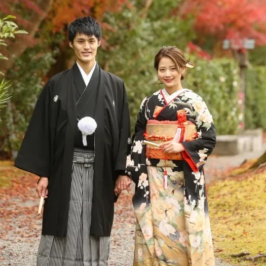 紅葉を背に見つめ合う和装のおふたり｜伊勢おかげさま婚