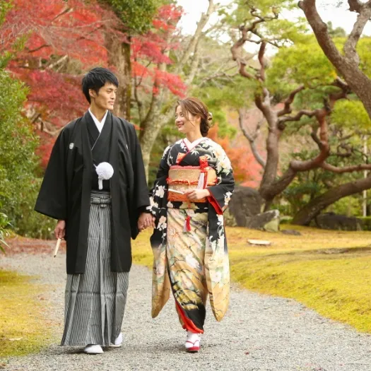 紅葉の並木を歩く和装のおふたり｜伊勢おかげさま婚