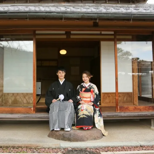 日本家屋の広縁に立つ和装のおふたり｜伊勢おかげさま婚