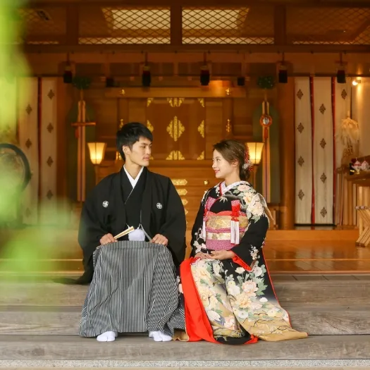 灯りに照らされた社殿前の和装のおふたり｜伊勢おかげさま婚
