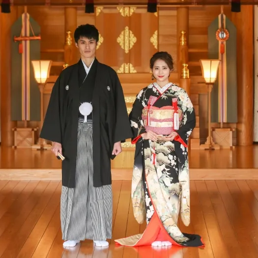 神殿の御扉を背にした紋付袴と色打掛のおふたり｜伊勢おかげさま婚