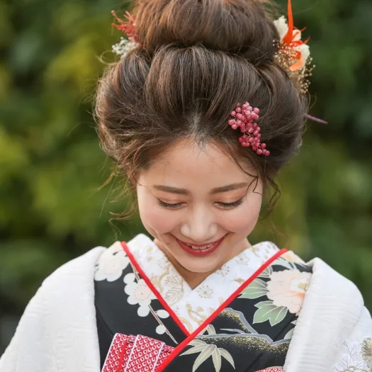 髪飾りをつけた白無垢の花嫁の横顔｜伊勢おかげさま婚