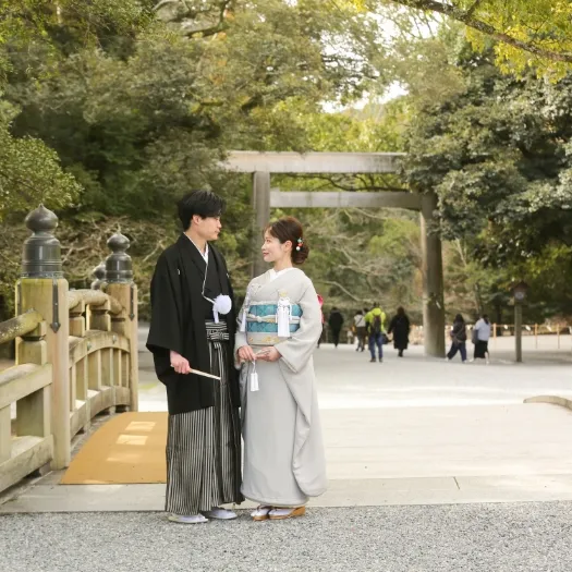 伊勢神宮の参道を並んで歩くおふたり｜伊勢おかげさま婚