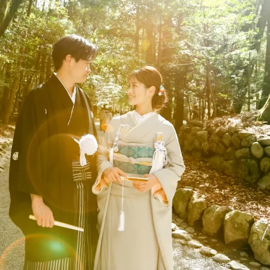木漏れ日の参道で寄り添う和装のおふたり｜伊勢おかげさま婚