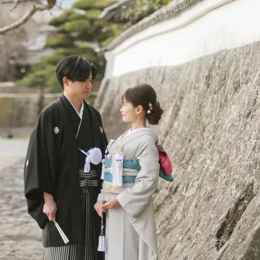 白壁を背に向かい合う和装のおふたり｜伊勢おかげさま婚