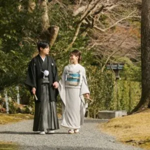 参道の木立を歩く和装のおふたりの後ろ姿｜伊勢おかげさま婚