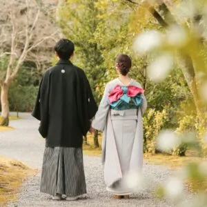 手をつないで参道を進む和装のおふたり｜伊勢おかげさま婚