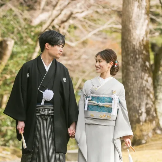 参道で語らう紋付袴と引き振袖のおふたり｜伊勢おかげさま婚