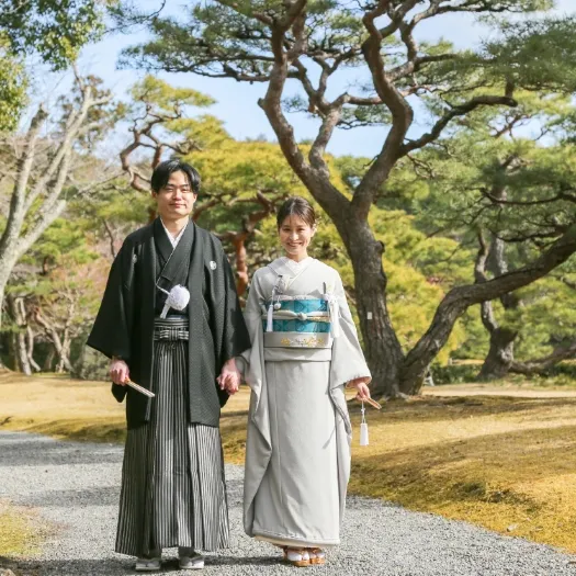 大木の下を歩く和装のおふたり｜伊勢おかげさま婚