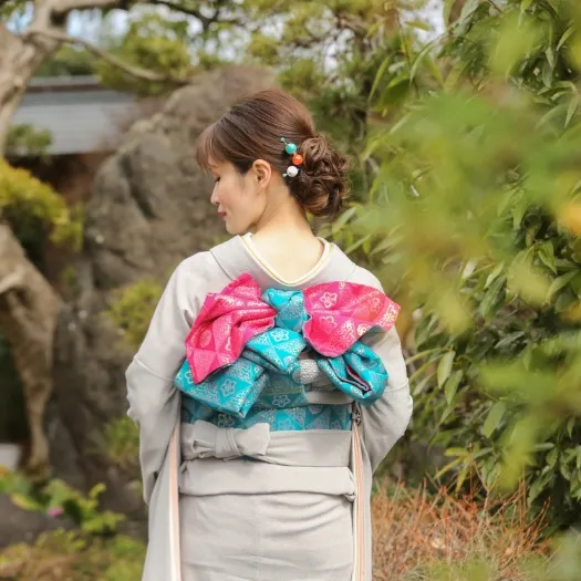 帯結びを見せる参拝用引き振袖の後ろ姿｜伊勢おかげさま婚