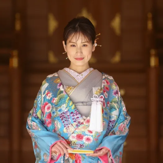 社殿の前に立つ青地の振袖の花嫁｜伊勢おかげさま婚