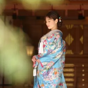 神殿を背にした水色の色打掛の花嫁｜伊勢おかげさま婚