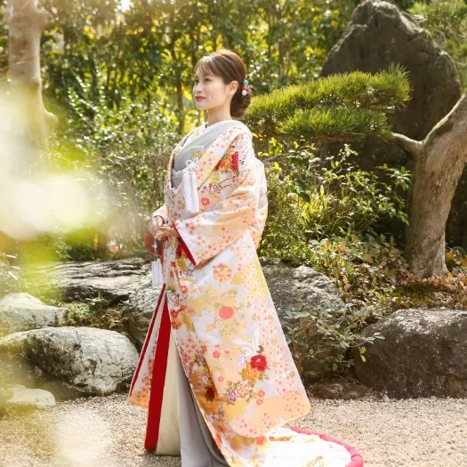 庭園に佇む白地の色打掛の花嫁｜伊勢おかげさま婚