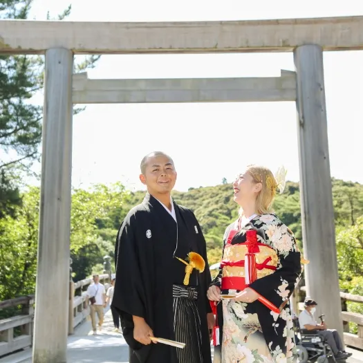 伊勢神宮の鳥居の前で結婚奉告参拝に向かうおふたり｜伊勢おかげさま婚