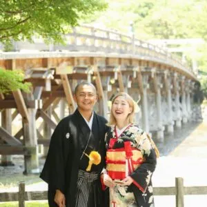 伊勢神宮 宇治橋を背にした和装のおふたり｜伊勢おかげさま婚