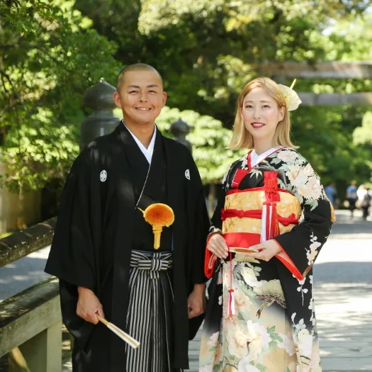 新緑の参道に立つ紋付袴と色打掛のおふたり｜伊勢おかげさま婚
