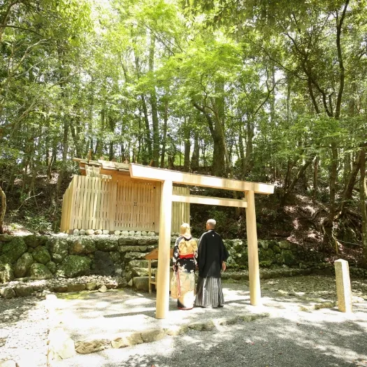 五十鈴川の御手洗場と鳥居｜伊勢おかげさま婚