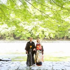 新緑の参道を歩く和装のおふたりの遠景｜伊勢おかげさま婚