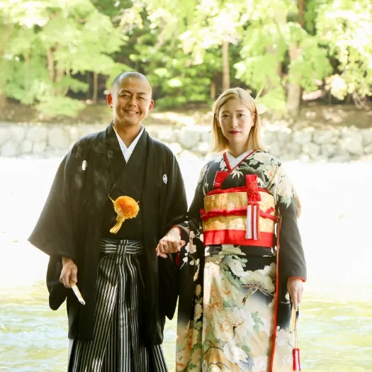 五十鈴川のほとりに並ぶ和装のおふたり｜伊勢おかげさま婚