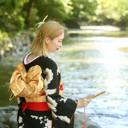 五十鈴川を背にした金の帯の花嫁｜伊勢おかげさま婚