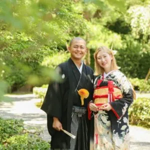 庭園の緑のなかに立つ和装のおふたり｜伊勢おかげさま婚