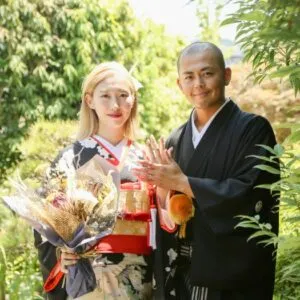 花束を手に微笑む和装のおふたり｜伊勢おかげさま婚
