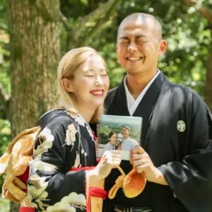 記念の一枚を見て笑顔になるおふたり｜伊勢おかげさま婚