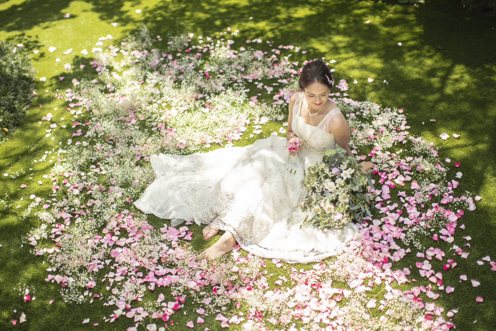 花畑に横たわるドレス姿の花嫁｜ザ・オランジェガーデン五十鈴川（三重県伊勢市の結婚式場）